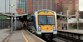 Train à destination de Derry quittant la gare de Belfast.