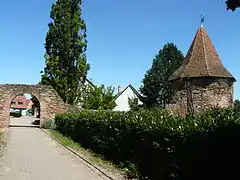Tour d'enceinte (XIVe-XVIe&nbsp;siècle) ou tour Rousseau.