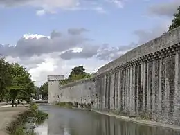 Vue de remparts d'une citadelle, conclus au fond par une tour.