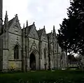 Les cinq pignons (ornés de rampants à crochets et niches à  coquille Renaissance) de la façade sud sont épaulés par des contreforts à longs pinacles fleuris.