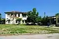 La place centrale de Gougoutka et la mairie annexe (sur la droite)