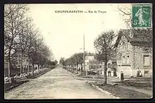 Rue de Troyes à Guignes en travaux avec les rails du tramway la traversant, au début du XXe siècle.