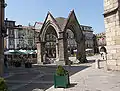 Praça da Oliveira et l'arche du XIVe siècle.