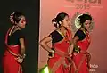Danseuses Mising de Gumrag à New Delhi, avec des gajras factices au chignon et au poignet.