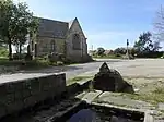 La fontaine, le calvaire et la chapelle du Christ.