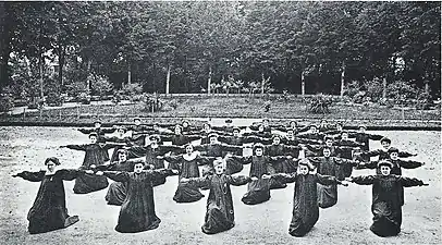 Groupe d'élèves en cours de gymnastique à la fin du XIXe siècle.