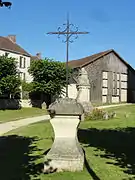 Ancienne croix de cimetière à coté de l'église.