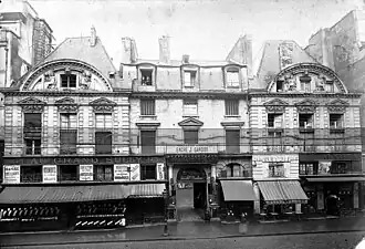 Au début du XXe&nbsp;siècle (Eugène Durand, photographe). Sont reconnaissables la porte cochère et les deux pavillons à soubassement.