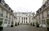 Cour et façade du pavillon.