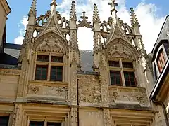 Lucarnes mélant motifs flamboyants et pinacles à rinceaux (hôtel de Bourgtheroulde, Rouen, 1501-1532).