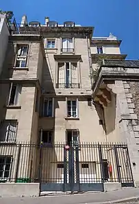 Nos 2-4 : entrée de service de l'hôtel de La Trémoille.