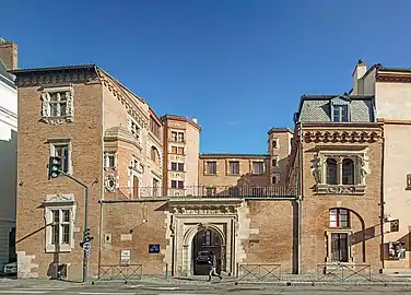 Hôtel du Vieux Raisin à Toulouse (XVIe&nbsp;siècle). La pierre est utilisée en complément pour les décorations des fenêtres.