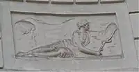 Bas relief (bâtiment sur rue dans la cour).