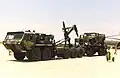 HEMTT PLS avec un Humvee.