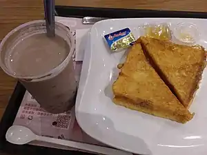 Glace aux haricots rouges servie avec du pain perdu à Hong Kong Central, dans un établissement de Café de Coral&nbsp;(en).