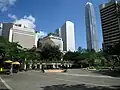 La place centrale de Chater Garden.