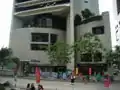 Immeuble du Hong Kong Club de troisième génération vue de l'autre côté de Chater Road (en).