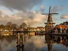 Photographie d'un canal et d'un moulin à vent.