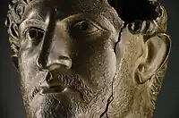 Portrait de l'empereur Hadrien. Bronze, détail d'un fragment de la statue qui était plus grande que nature. Vers 122 EC ? Bronze découvert dans la Tamise. British Museum.