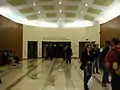 Hall de la salle provisoire (au Shell building.)