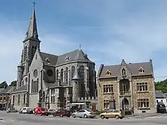 L'église et la maison paroissiale.