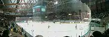 L'intérieur de l'amphithéâtre olympique de Hamar, avec des patineurs de hockey sur la glace.