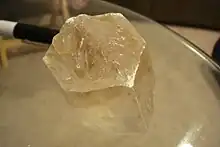 Un cristal naturel de hanksite (roche sédimentaire lacustre) provenant du lac Searles (en) dans le désert des Mojaves.
