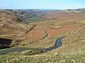 La route vue du col en direction d'Eskdale (en).