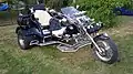 Trike modifié en chopper avec décoration façon « Hells Angels ».