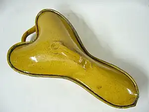 Poêle à lièvre allemande du XIXe&nbsp;siècle adaptée à la position des pattes arrière de l'animal.