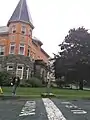 La frontière américano-canadienne devant la salle d'opéra et bibliothèque Haskell.