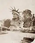 Tête de la statue exposée à l'Exposition de 1878 (parc du Champ-de-Mars).
