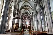 Vue intérieure de la nefvers le chœur.