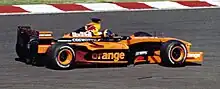 Photo d'une monoplace orange et noire en course