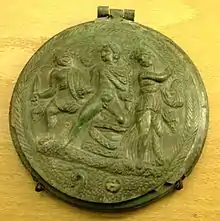 Pâris se faisant reconnaître par Hector et Cassandre. Miroir à boîte, bronze, -IIIe siècle.