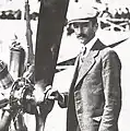 Henri Fabre devant son appareil "Monaco"