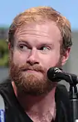 Henry Zebrowski (en) interprète Quentin Frady.