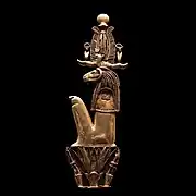 Pectoral en or figurant le dieu Harsaphes accroupi sur un bouquet de lotus émergeant des marais — XXIe et XXIIe dynasties.Musée du Louvre« Pendentif ; insigne de prêtre ; pectoral », sur Musée du Louvre (consulté le 10 décembre 2023)..