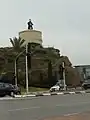 Réservoir d'eau à Herzliya, surmonté d'un découpage par Uri Lifshitz&nbsp;(en). 1990.
