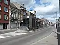 La station de métro La Roue (ligne 5) en îlot central de la chaussée de Mons