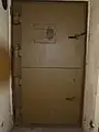 Porte blindée à deux vantaux avec volet mobile, du bunker du site Hillman.