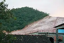 Déforestation de la forêt humide à Rio de Janeiro pour l'extraction d'argile