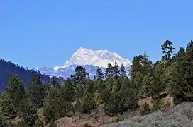 Le versant sud vu depuis la route entre Jakar et Ura.
