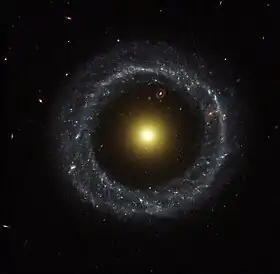 L'objet de Hoag, photographié par le télescope spatial Hubble.