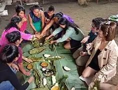 Un repas sur feuille de bananier, dans un village Quijos-Quechua en Équateur.