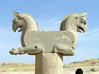 Chapiteau Griffin à Persépolis. Les poutres de toit ont vraisemblablement reposées sur la face supérieure plate