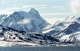 Vue du Hornsundtind depuis le fjord Hornsund.