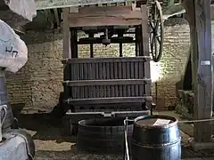 Pressoir vertical à roue latérale (XIXe&nbsp;siècle).