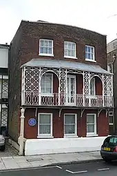 extérieur d'une petite jolie maison du début du XIXe siècle