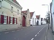 Fermes historiques et protégées, le long de la route principale.